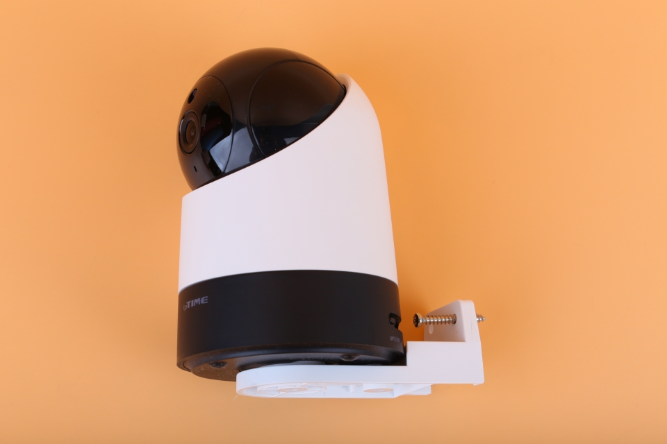 크레들이 동봉돼 천장이나 벽에 자유롭게 설치할 수 있다.