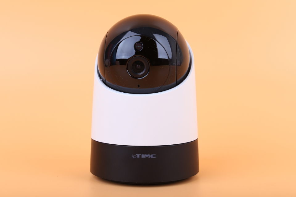 360° 수평회전 및 120° 수직 회전을 지원하는 IP 카메라다.