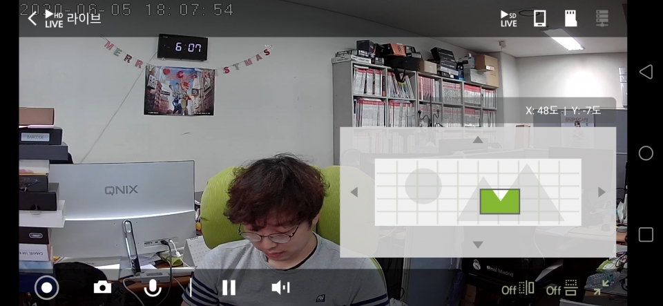 스마트폰에서는 ipTIME CAM을 통해 실시간으로 영상을 확인할 수 있다. HD 라이브 상태다. 각도 조절 및 녹화, 캡처, 음성 전달, 화면 정지, 음량 조절, 좌우반전, 상하반전 등을 조작할 수 있다. 녹화 해상도도 SD, HD를 선택 가능하다.