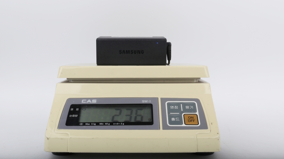 GD7WA에 동봉되는 전원 어댑터는 아담한 사이즈를 지녔으며, 236g의 무게를 지녔다.