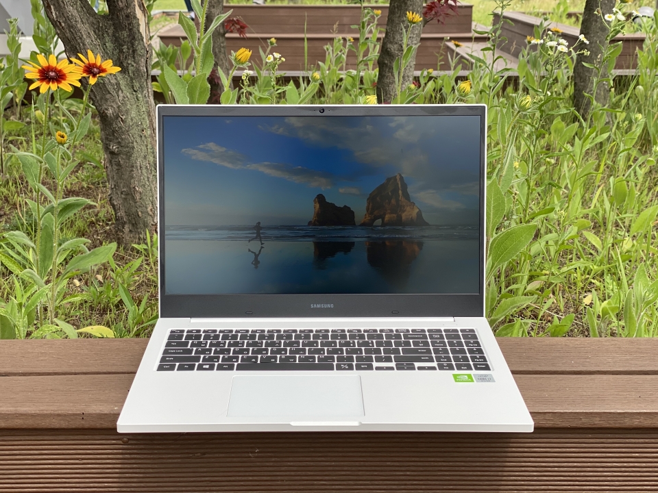 베젤이 얇고 안티 글레어가 적용된 15.6형 디스플레이를 채택해 우수한 사용성을 갖췄다.