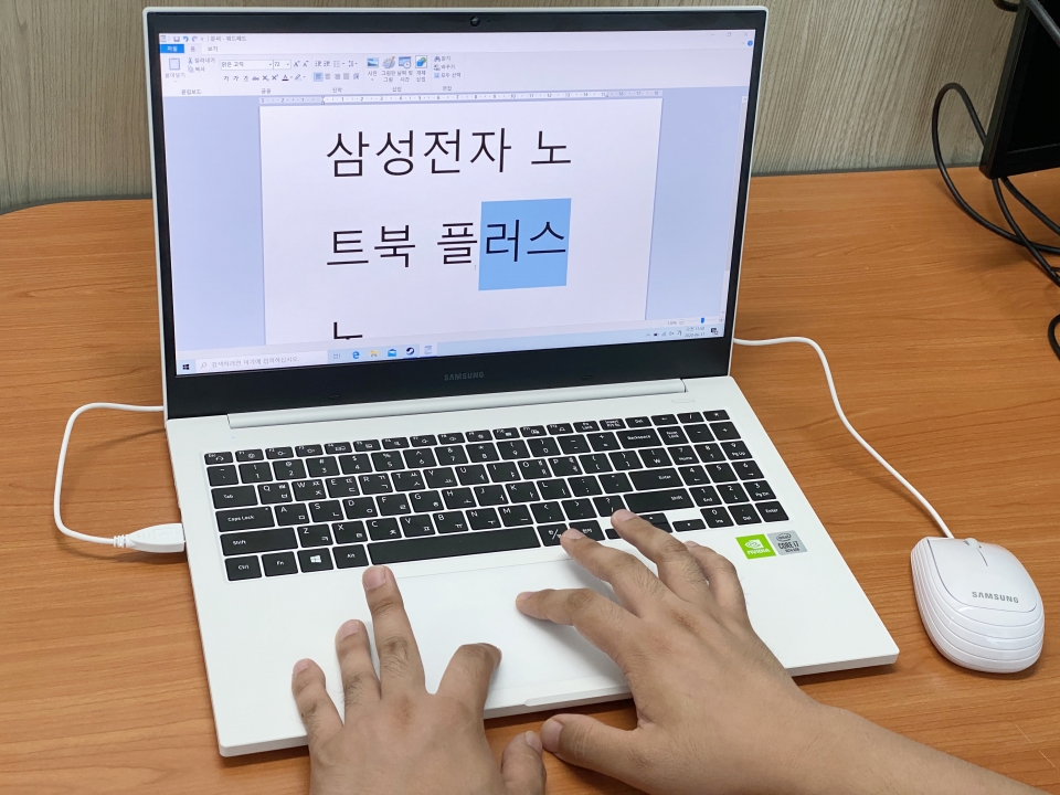 넓은 키캡을 사용해 장시간의 사용에도 좋다. 터치패드는 넓은 사이즈를 지녔으며, 감도도 우수한 편이다. 또한, 사무용으로 활용하기 좋은 마우스가 함께 제공된다.