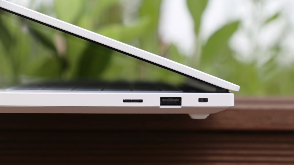 오른쪽에는 멀티 리더기, USB 2.0 포트, 시큐리티 슬롯이 존재한다.