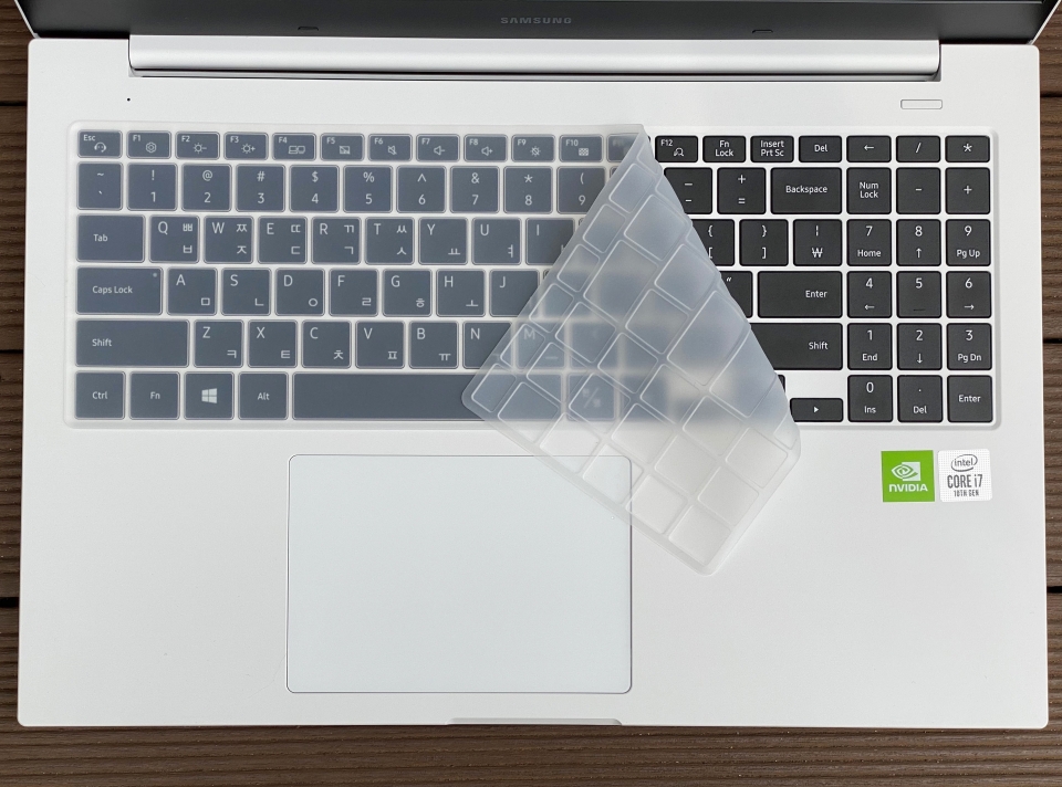 키스킨이 동봉되기 때문에 외부 이물질로부터 키보드를 안전하게 보호할 수 있다.