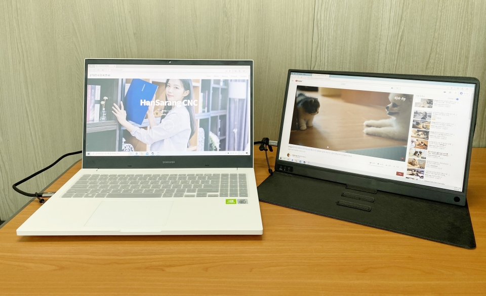 USB Type-C 포트를 통해 휴대용 모니터와 GD7WA를 연결했다. 외부에서도 손쉽게 듀얼 스크린 환경을 구성할 수 있다.