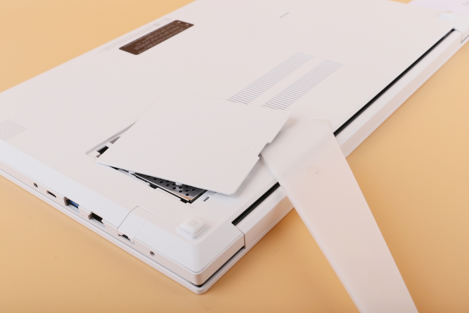 플라스틱 헤라만으로 업그레이드 도어에 접근할 수 있다. 또한, 일반적인 십자드라이버만으로도 확장이 가능해 업그레이드 난이도가 낮은 편에 속한다.