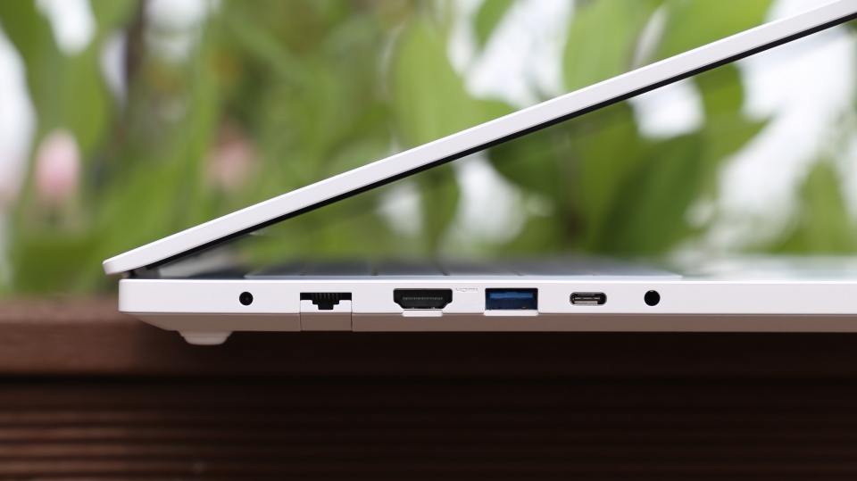 왼쪽에는 DC-in, RJ45, HDMI, USB 3.0, USB Type-C, 헤드폰/마이크 콤보가 위치한다.