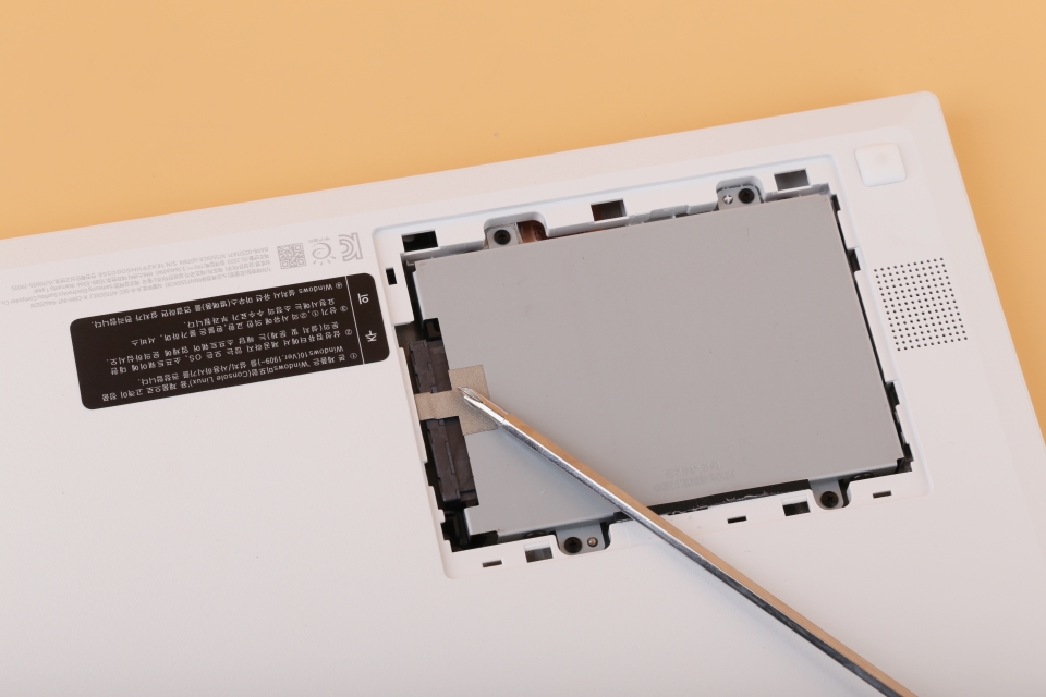 추가적인 SATA 슬롯을 지녀 저장장치 확장이 용이하다.