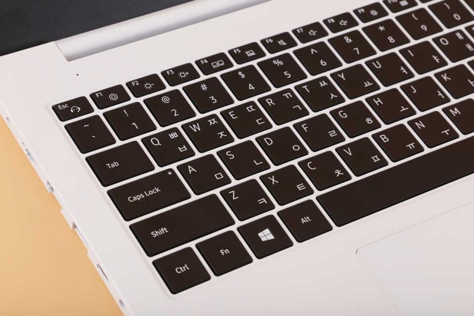 노트북 7 시리즈에 적용되어 호평받은 바 있는 레티스 키보드가 적용됐다.