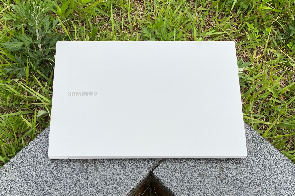 노트북 플러스에는 노트북 7의 네모반듯한 솔리디티 디자인이 적용됐다.