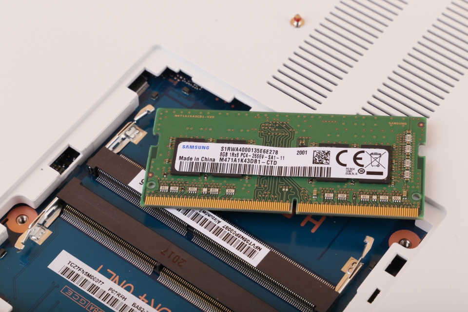 램은 기본적으로 8GB가 하나 장착되어 있으며, 추가로 메모리를 장착해 듀얼 채널 구성도 가능하다.