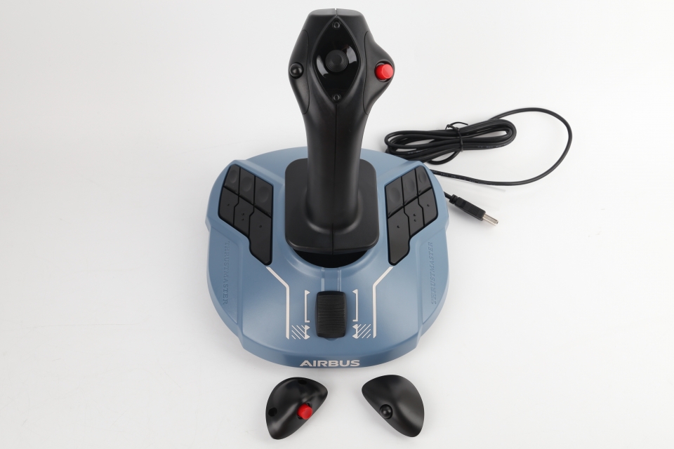 조이스틱 헤드 버튼은 모듈 방식으로 제작되어 사용자 필요에 따라 직접 교체할 수 있다.