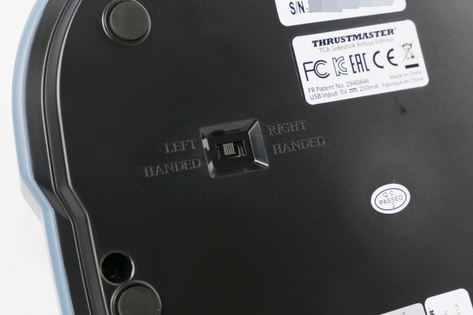 제품 하단 스위치를 통해 왼손잡이 모드와 오른손잡이 모드를 오갈 수 있다.