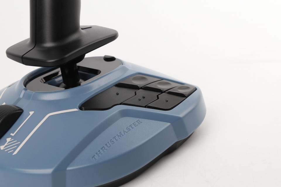 버튼의 돌기 덕에 컨트롤러를 보지 않은 상태에서도 어떤 버튼을 누르고 있는지를 쉽게 파악할 수 있다.