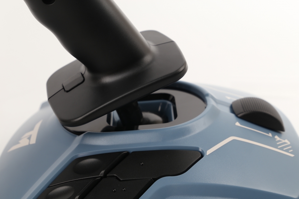 핸들을 단순히 움직이는 것뿐만 아니라 회전도 가능한 트위스트 러더 기능이 탑재됐다. 트위스트 러더 기능은 버튼을 통해 잠그는 것도 가능하다.