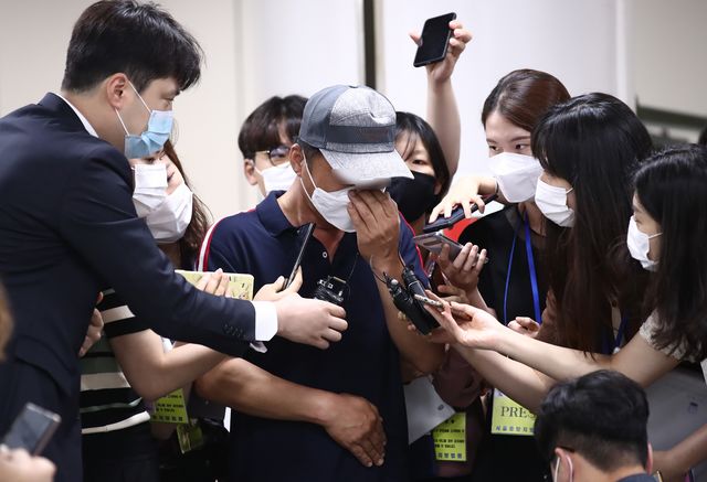 법원이 손정우에 대한 범죄인 인도 거절 결정을 내리고 법정 밖에서 인터뷰하는 손정우 아버지