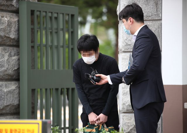 서울구치소에서 나오며 고개를 숙이는 손정우