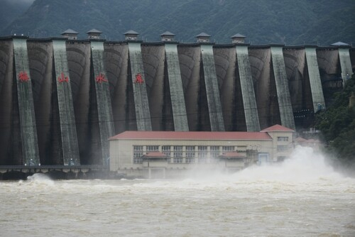 중국 안후이성 진자이현 메이산 저수지 수문에서 19일 물을 방출하고 있다. (사진=연합뉴스/신화통신)
