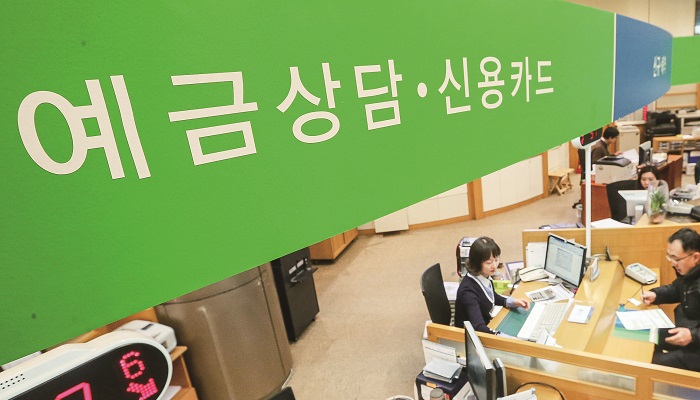 저금리 기조가 계속되면서 복리상품이 투자자의 관심을 받고 있다.[사진=뉴시스]