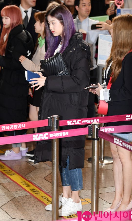 걸그룹 아이즈원(IZ*ONE)(장원영, 미야와키 사쿠라, 조유리, 최예나, 안유진, 야부키 나코, 권은비, 강혜원, 혼다 히토미, 김채원, 김민주, 이채연) 장원영이 3일 오전 ‘불후의 명곡’ 400회 특집 참석차 김포국제공항을 통해 일본으로 출국하고 있다.