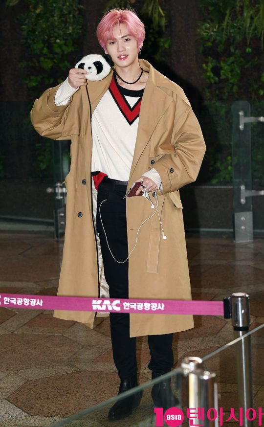 그룹 펜타곤 옌안이 3일 오전 ‘불후의 명곡’ 400회 특집 참석차 김포국제공항을 통해 일본으로 출국하고 있다.