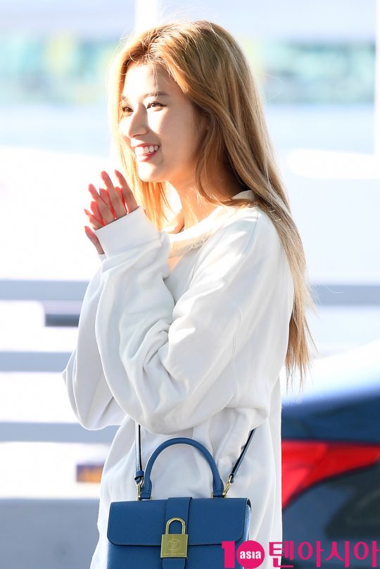 걸그룹 트와이스(나연, 정연, 모모, 사나, 지효, 미나, 다현, 채영, 쯔위) 사나가 5일 오후 ‘트와이스 돔 투어 2019 #드림데이’ 콘서트 참석차 인천국제공항을 통해 일본 나고야로 출국하고 있다.