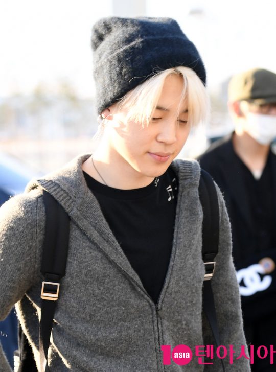 그룹 방탄소년단(RM, 슈가, 진, 제이홉, 지민, 뷔, 정국) 지민이 10일 오후 미국 SNL 출연 및 ‘페르소나’ 앨범 컴백무대 참석차 인천국제공항을 통해 미국 뉴욕으로 출국하고 있다.