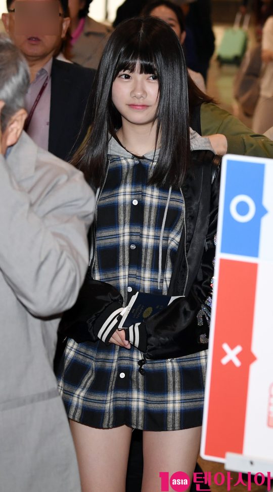 AKB48 치바 에리이가 29일 오전 Mnet 신개념 유학 버라이어티 ‘유학소녀’ 촬영을 마치고 김포국제공항을 통해 출국하고 있다.
