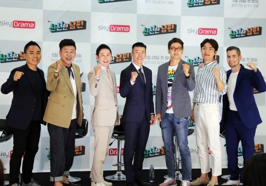 방송인 주아민의 남편 유재희(왼쪽부터) , 배우 홍록기, 방송인 신동엽, 가수 션, 배우 김정태, 개그맨 김태현, 핀란드 출신 방송인 페트리가 23일 오후 서울 서강대 가브리엘 홀에서 열린 스카이드라마 채널 새 예능 ‘신션한 남편’ 기자간담회에 참석했다./사진제공=스카이드라마