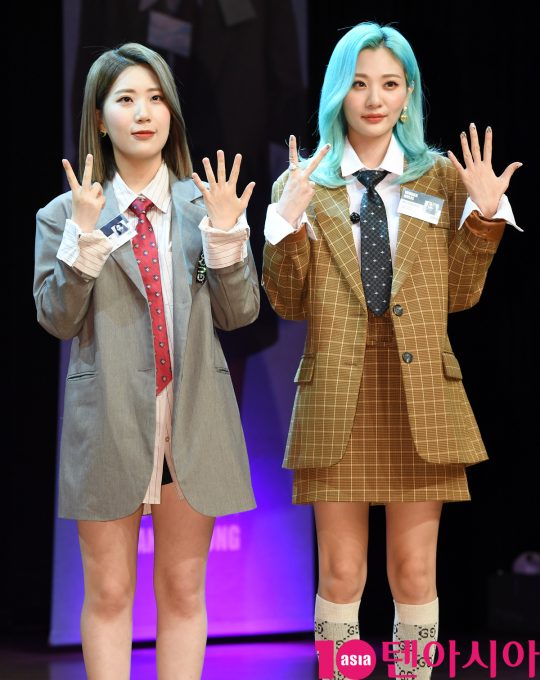 여성 듀오 볼빨간 사춘기의 우지윤(왼쪽), 안지영이 10일 서울 청담동 일지아트홀에서 새 미니앨범 ’Two Five’ 발매 기념 쇼케이스를 열었다. / 조준원 기자 wizard333@