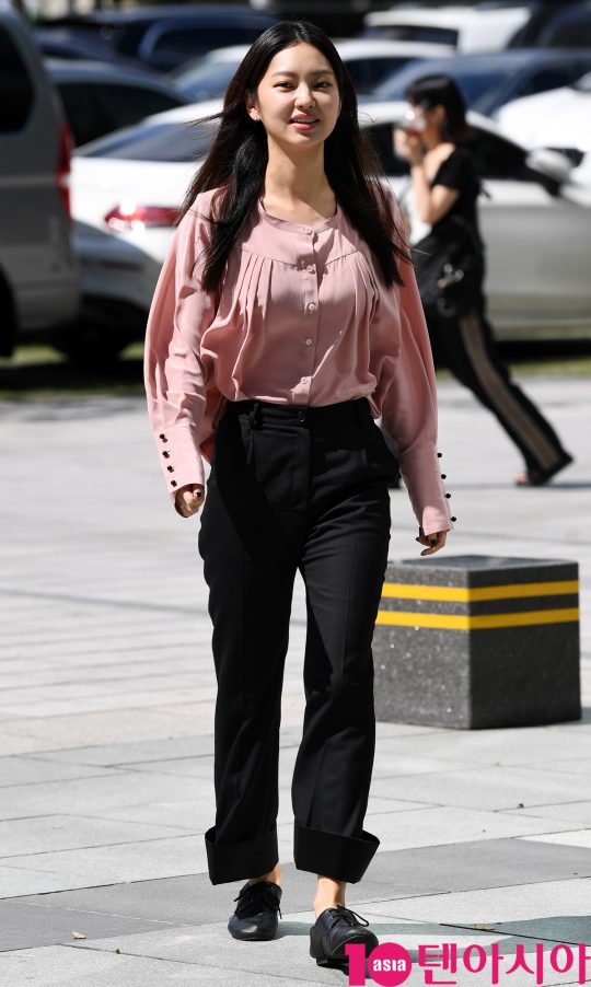 배우 최유화가 11일 오후 서울 목동 SBS본사에서 열린 영화 ‘타짜: 원 아이드 잭’ 홍보차 SBS 파워FM 두시탈출 컬투쇼에 참석했다.