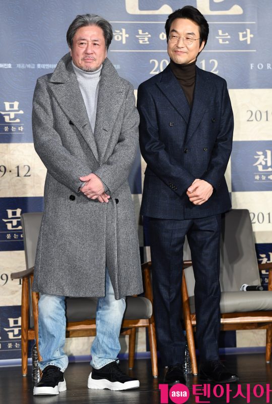 배우 최민식과 한석규가 27일 오전 서울 자양동 롯데시네마 건대입구점에서 열린 영화 ‘천문: 하늘에 묻는다’ 제작보고회에 참석했다./ 조준원 기자 wizard333@