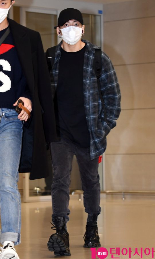 그룹 방탄소년단(BTS)(RM, 슈가, 진, 제이홉, 지민, 뷔, 정국) 정국이 9일 오전 미국 L.A ‘아이하트라디오 징글볼’ 공연을 마치고 인천국제공항을 통해 입국하고 있다.