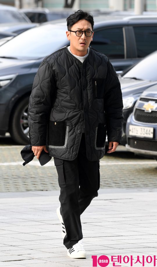 배우 하정우가 13일 오전 서울 목동 SBS 본사에서 진행된 SBS 파워FM ‘최화정의 파워타임’에 영화 ‘백두산’ 홍보차 참석했다.