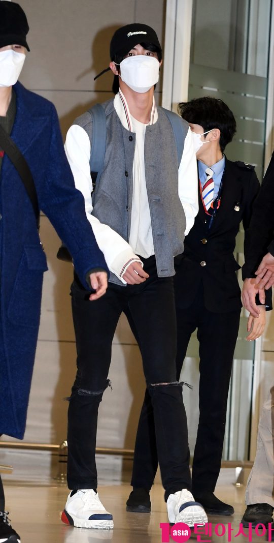 그룹 방탄소년단(BTS)(RM, 슈가, 진, 제이홉, 지민, 뷔, 정국) 진이 10일 오후 미국 그래미 어워즈 공연 및 CBS 토크쇼 코든쇼 마치고 인천국제공항을 통해 입국하고 있다.