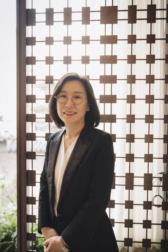 곽 대표는 “오스카 트로피는 기내용 캐리어에 넣어 들고 탔다. 네온에서도 ‘보통 물건이냐’며 분실될 수 있으니 들고 타라고 하더라”고 말했다. /사진제공=CJ엔터테인먼트