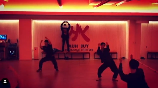 엑스원 해체 후 조승연이 자신의 인스타그램에 올린 안무 영상. "바지 또 찢어짐"이라는 글과 함께 올렸다./ 사진=조승연 인스타그램 캡처