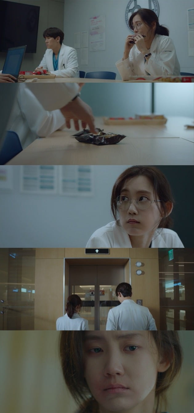 '슬기로운 의사생활'에서 신현빈과 유연석의 러브라인에 시청자들의 궁금증이 커지고 있다. / 사진=tvN 방송 캡처