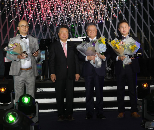 사진=왼쪽부터 장형래, 시상자인 구가무형문화재명장이재순, 남국희대표, 강상구대표