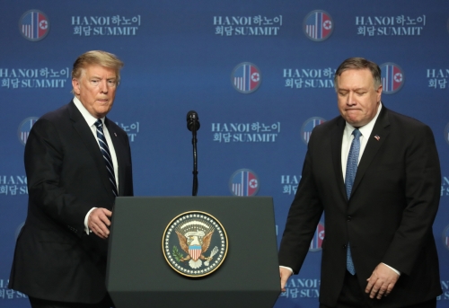 제2차 북미정상회담 이틀째인 28일(현지시간) 도널드 트럼프(왼쪽) 미국 대통령이 베트남 JW메리어트 호텔에서 마이크 폼페이오 국무장관과 기자회견을 하고 있다. 하노이/AP뉴시스