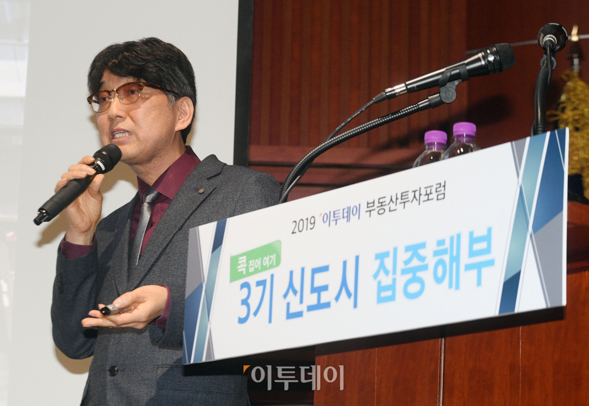 박대원 상가정보연구소장이 21일 서울 여의도 한국금융투자협회 불스홀에서 열린 2019 이투데이 부동산투자포럼에서 '상업용 부동산 투자, 창의력을 발휘하라'를 주제로 강연을 하고 있다. 이날 행사에서 이투데이는 주택 수요자들의 큰 관심을 받고 있는 3기 신도시와 관련해 전문가의 실전 투자 경험을 바탕에 둔 시장 대응 전략을 제시했다. 고이란 기자 photoeran@