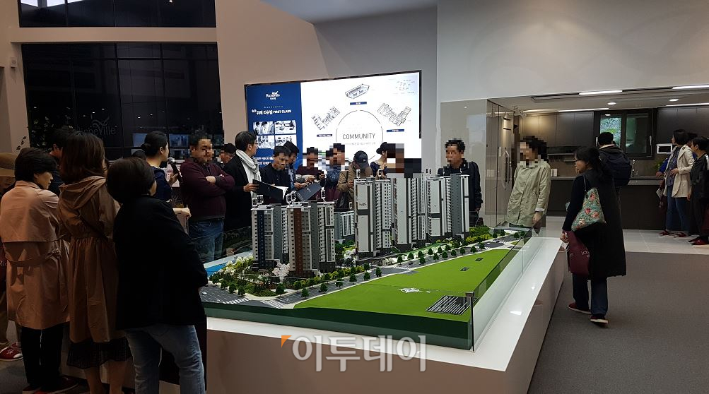 서초구 양재동에 위치한 ‘송파 위례 리슈빌 퍼스트클래스’ 견본주택을 둘러보는 방문객들. 서지희 기자 jhsseo@
