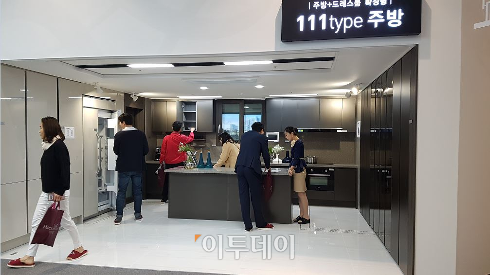 서초구 양재동에 위치한 ‘송파 위례 리슈빌 퍼스트클래스’ 견본주택에 마련된 주방 견본. 서지희 기자 jhsseo@
