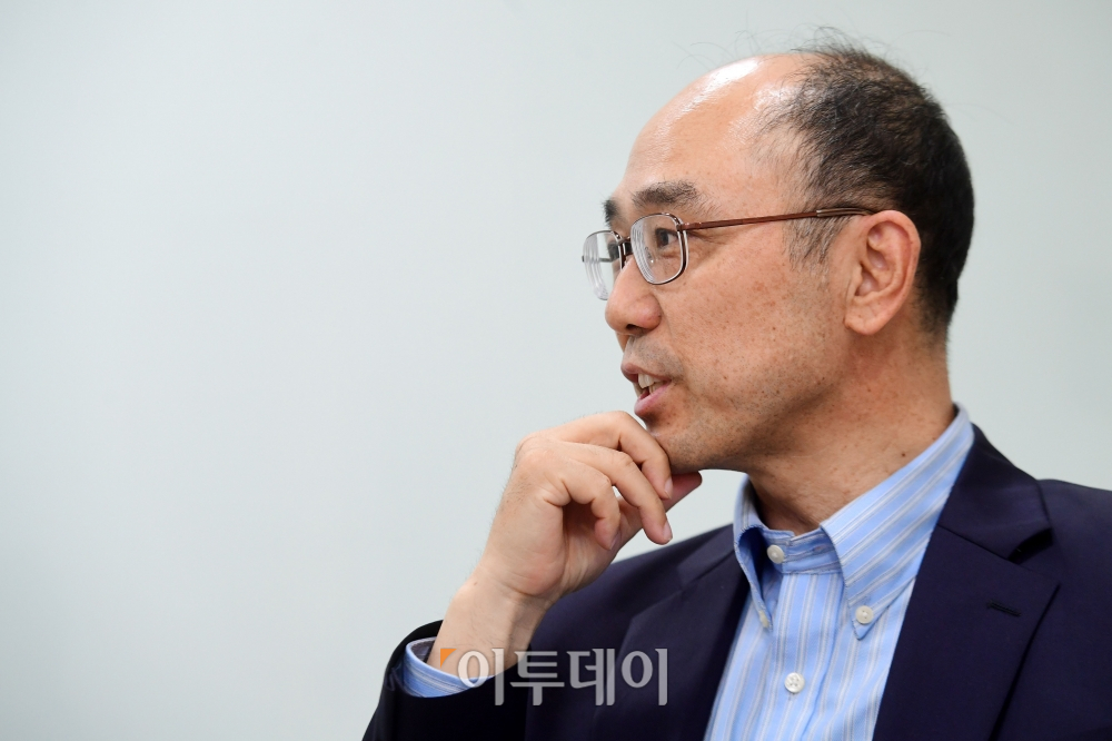 위정현 중앙대학교 교수 겸 한국게임학회장이 27일 서울 송파구 사무실에서 이투데이와 인터뷰를 하고 있다. 고이란 기자 photoeran@(이투데이DB)