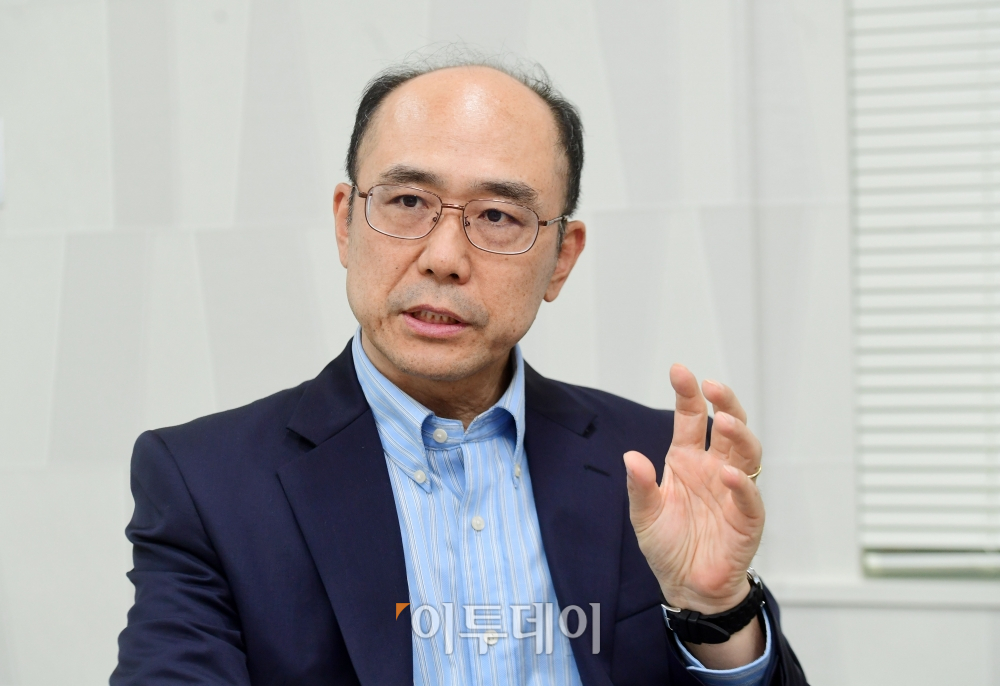 위정현 중앙대학교 교수 겸 한국게임학회장이 27일 서울 송파구 사무실에서 이투데이와 인터뷰를 하고 있다. 고이란 기자 photoeran@(이투데이DB)