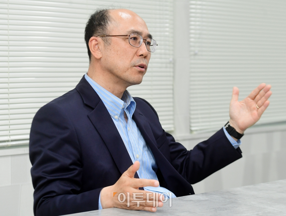 위정현 중앙대학교 교수 겸 한국게임학회장이 27일 서울 송파구 사무실에서 이투데이와 인터뷰를 하고 있다. 고이란 기자 photoeran@(이투데이DB)