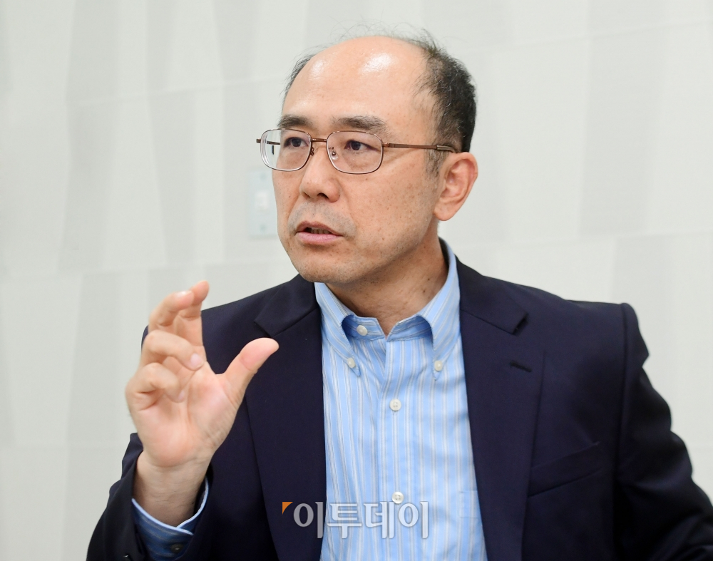 위정현 중앙대학교 교수 겸 한국게임학회장이 27일 서울 송파구 사무실에서 이투데이와 인터뷰를 하고 있다. 고이란 기자 photoeran@(이투데이DB)