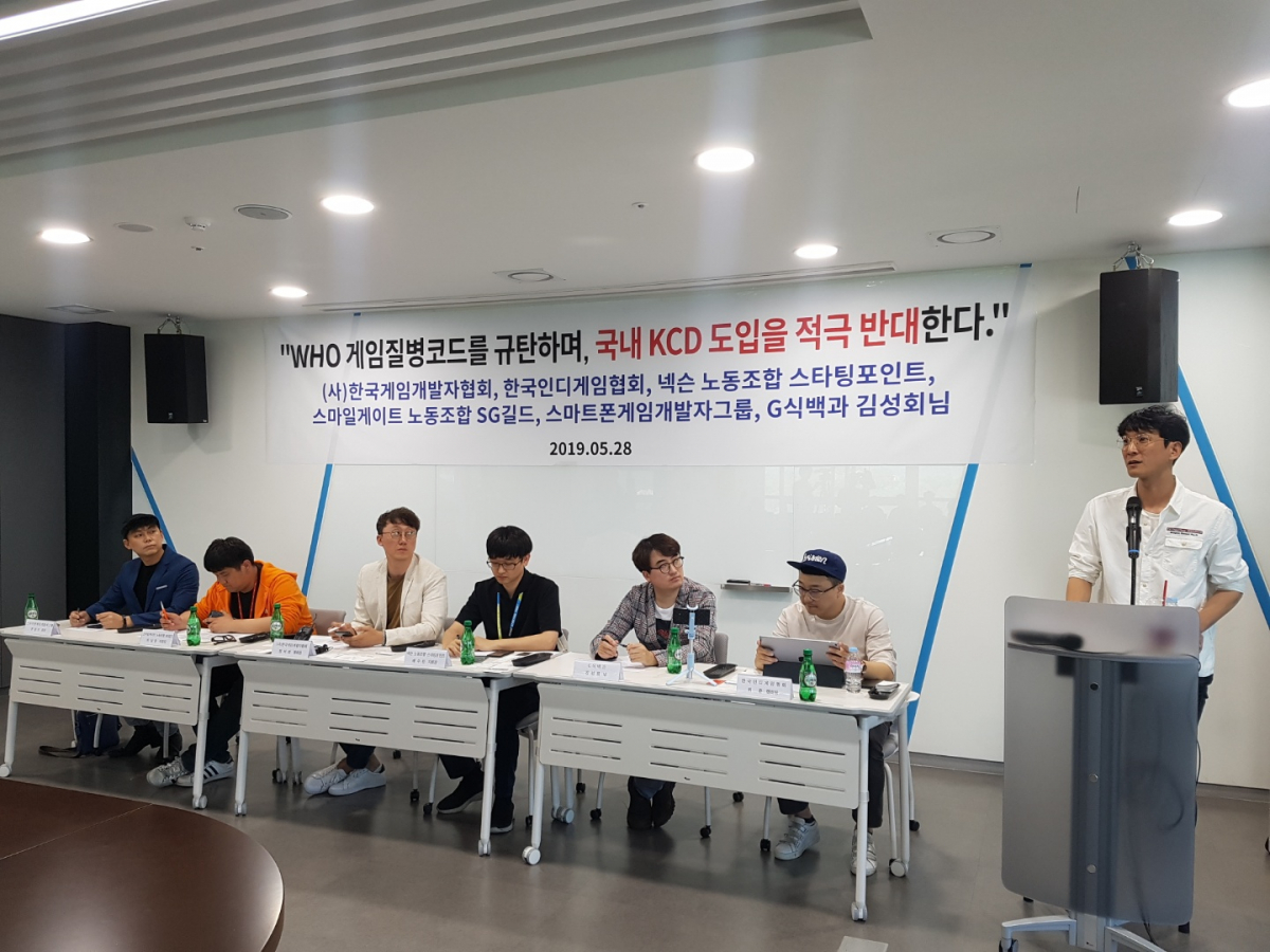 한국게임개발자협회가 28일 판교에서 기자간담회를 열고 WHO의 게임질병 코드를 규탄하는 성명서를 발표하고 있다. (조성준 기자 tiatio@)