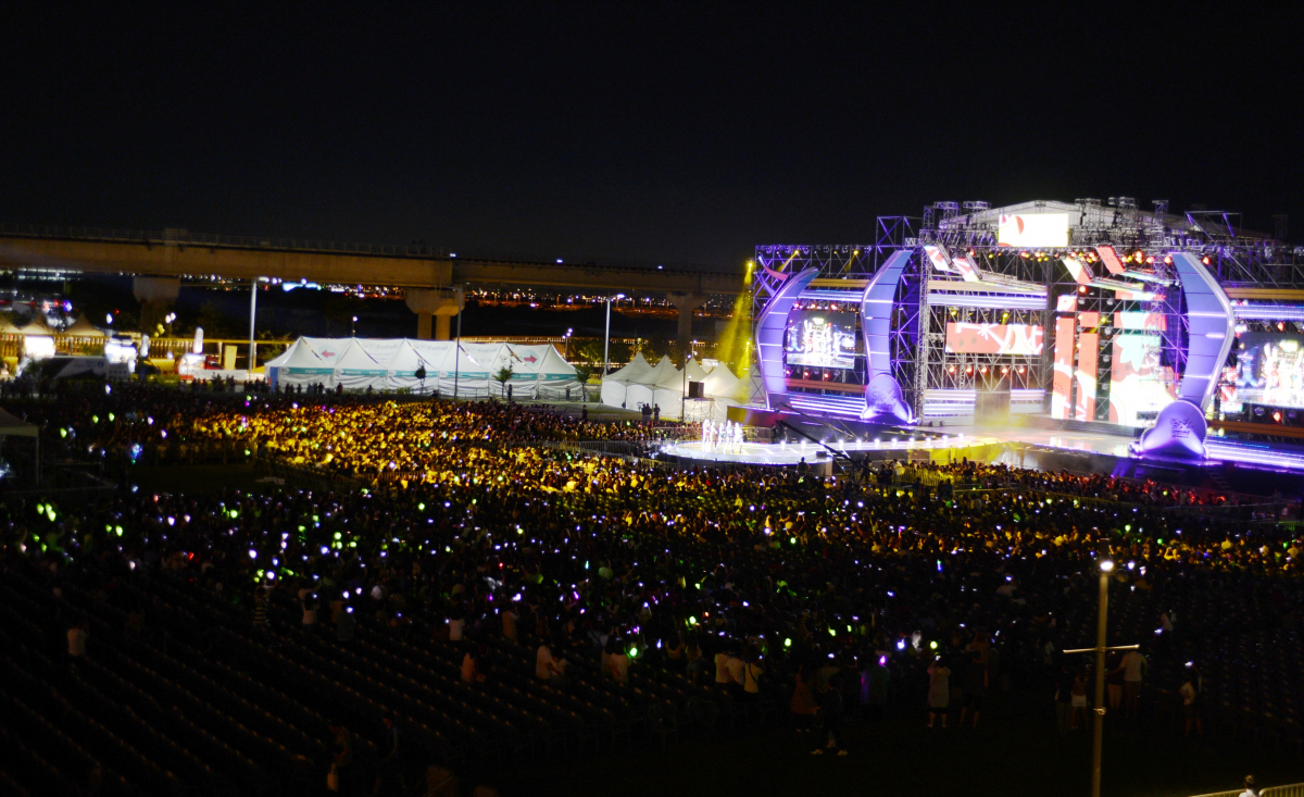 8월 31일 저녁 인천공항 문화공원에서 열린 ‘2019 인천공항 스카이 페스티벌’에서 관람객들이 K-POP 콘서트를 즐기고 있다. (인천국제공항공사)