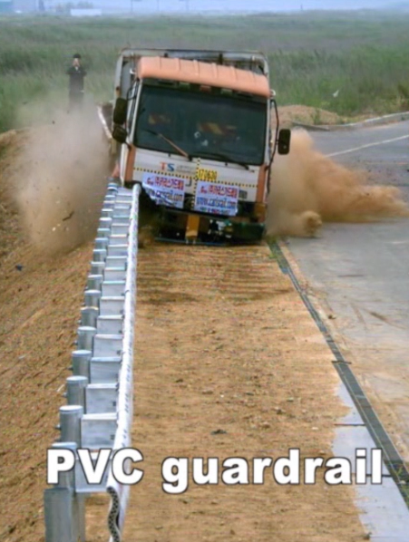 카리스의 플라스틱 가드레일 충돌 실험장면.(사진제공=카리스)